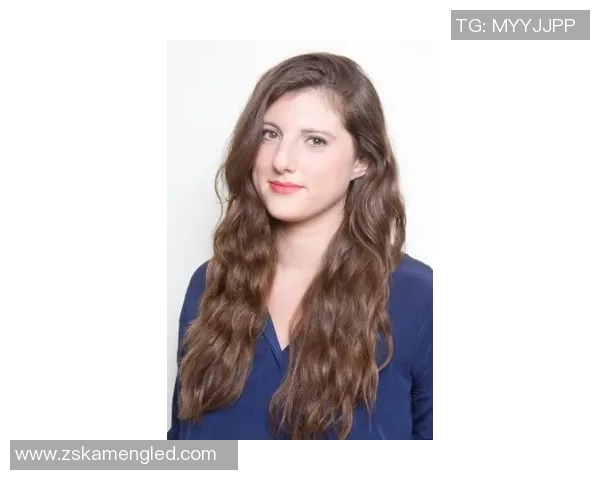 足球明星卷发女孩的魅力瞬间展现与青春活力的完美结合 足球明星卷发女孩的魅力瞬间展现与青春活力的完美结合