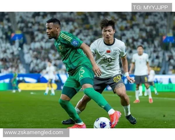 足球明星在绿茵场上挥洒汗水的瞬间与背后的桌面故事 足球明星在绿茵场上挥洒汗水的瞬间与背后的桌面故事