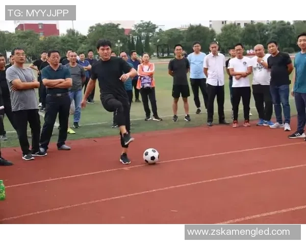 足球明星挥杆瞬间集锦展现运动魅力与风采的精彩图片 足球明星挥杆瞬间集锦展现运动魅力与风采的精彩图片