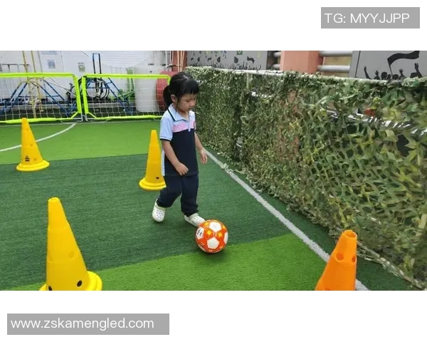 足球明星施展特效技能与小孩互动引发热议与欢笑 足球明星施展特效技能与小孩互动引发热议与欢笑